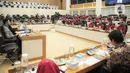 Suasana rapat kerja Menteri Kelautan dan Perikanan Sakti Wahyu Trenggono bersama Komisi IV DPR RI di Kompleks Parlemen, Senayan, Jakarta, Selasa (17/1/2023). Rapat tersebut membahas tentang kontribusi KKP dalam pelaksanaan kebijakan pembangunan nasional RKP 2023. (Liputan6.com/Faizal Fanani)