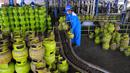 Pekerja melakukan sejumlah tahap pengisian LPG pada tabung 3 Kg di SPBE (Stasiun Pengisian Bahan Bakar Elpiji), Srengseng, Jakarta, Jumat (3/5/2019). PT Pertamina (Persero) menjamin ketersediaan LPG di bulan Ramadan dan tidak ada kenaikan harga. (Liputan6.com/Angga Yuniar)