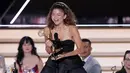 <p>Zendaya menerima penghargaan aktris utama terbaik dalam serial drama 'Euphoria' pada ajang Emmy Awards 2022 di Microsoft Theater, Los Angeles, Amerika Serikat, 12 September 2022. Sebelumnya, penghargaan yang sama juga didapatkan Zendaya pada 2020. (AP Photo/Mark Terrill)</p>