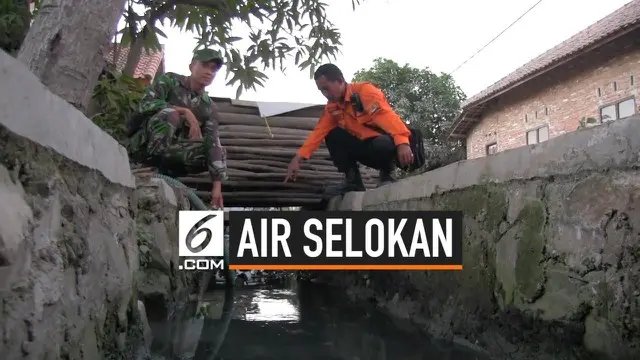 Akibat kemarau panjang warga desa Slangit, Cirebon terpaksa menggunakan air selokan. Sudah satu bulan dengan berbekal mesin pompa warga secara bergantian mengambil air selokan yang berada di lingkungan kampung mereka untuk kebutuhan mandi dan mencuci...