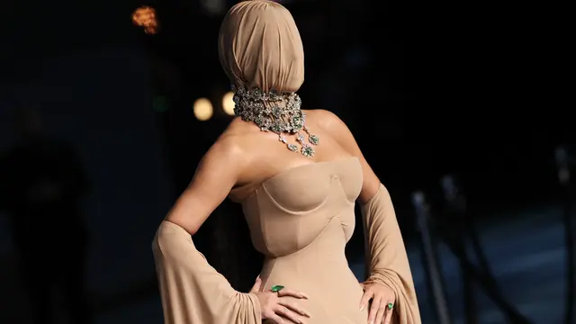 Jadi Sensasi, Kim Kardashian Bungkus Wajahnya dengan Kain di Gala Museum Academy