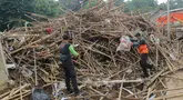 Para pekerja sedang memilah tumpukan bambu yang digunakan sebagai alat kampanye di tempat penapisan sampah di TB Simatupang, Jakarta, Jumat (16/2/2024).  (Liputan6.com/Herman Zakharia)
