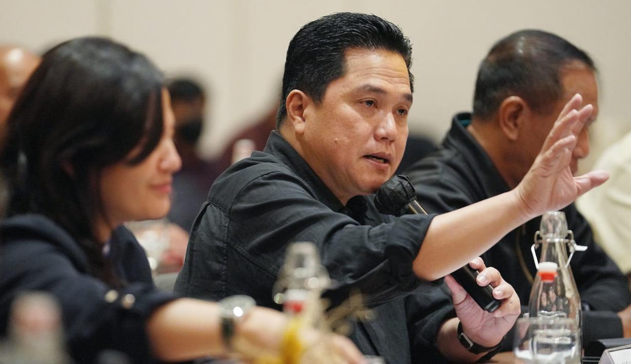 Ketua Umum PSSI, Erick Thohir (tengah), saat menghadiri acara sarasehan dengan Asosiasi Provinsi (Asprov) PSSI yang berlangsung di Jakarta, Minggu (19/3/2023). Ada 11 program yang ditawarkan PSSI untuk Asprov. Diantaranya, Liga 3 Provinsi, kompetisi usia muda Soeratin U17 dan U-14, grassroot putra dan putri (U-9, U-10, U-11, U-12), kompetisi usia muda putri (Pertiwi U-14), Piala Pertiwi (Amatir Putri Senior), melakukan update registrasi (pemain, pelatih, wasit dalam sistem PSSI). (Dok. PSSI)