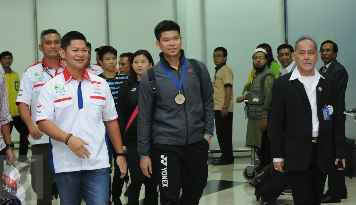 Praveen Jordan (tengah) berjalan keluar Bandara Soetta usai berlaga di All England 2016, Banten, Rabu (16/3/2016). Praveen/Debby menjadi juara usai mengalahkan pasangan Denmark Joachim Fischer Nielsen/Christinna Pedersen. (Liputan6.com/Helmi Fithriansyah)