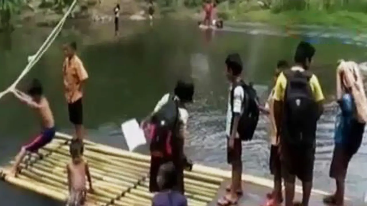 VIDEO: Jembatan Ambruk, Siswa Rela Naik Rakit Demi ke Sekolah