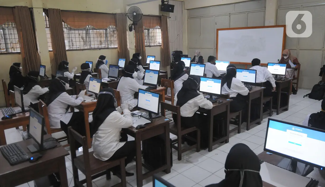 Peserta mengikuti ujian seleksi kompetensi Pegawai Pemerintah dengan Perjanjian Kerja (P3K) Guru di SMKN 2, Depok, Jawa Barat, Selasa (14/9/2021). Kemendikbud mulai Senin (13/9) secara serentak di Indonesia dilaksanakan ujian Seleksi Kompetensi P3K di 1000 lokasi. (merdeka.com/Arie Basuki)