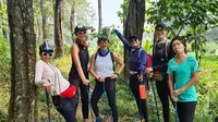 Kebersamaan selebriti saat trekking di Bogor (Sumber: Instagram/mrsayudewi)