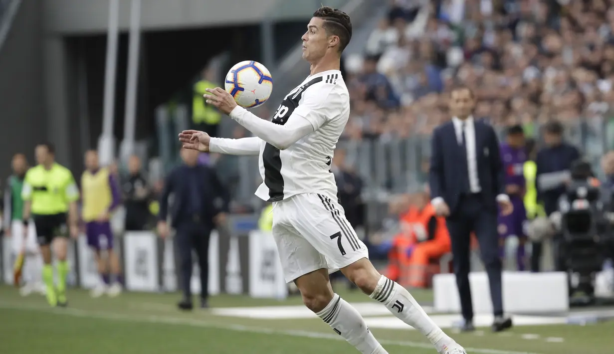 Striker Juventus, Cristiano Ronaldo, mengontrol bola saat melawan Fiorentina pada laga Serie A 2019 di Stadion Juventus, Sabtu (20/4). Juventus menang 2-1 atas Fiorentina. (AP/Luca Bruno)