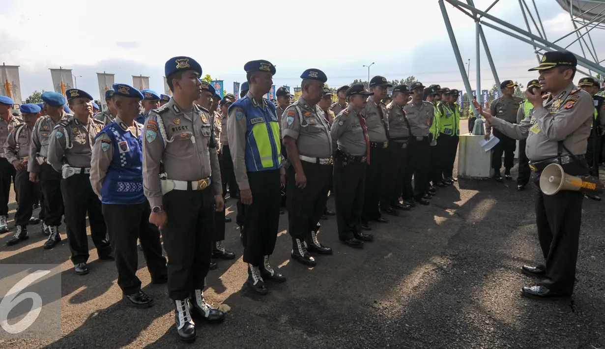 Polisi melakukan persiapan keamanan jelang pertandingan Persib vs Persija, Bandung, Sabtu (16/7/2016). Persib dan Persija akan bertanding dalam lanjutan TSC 2016. (Liputan6.com/Yoppy Renato)