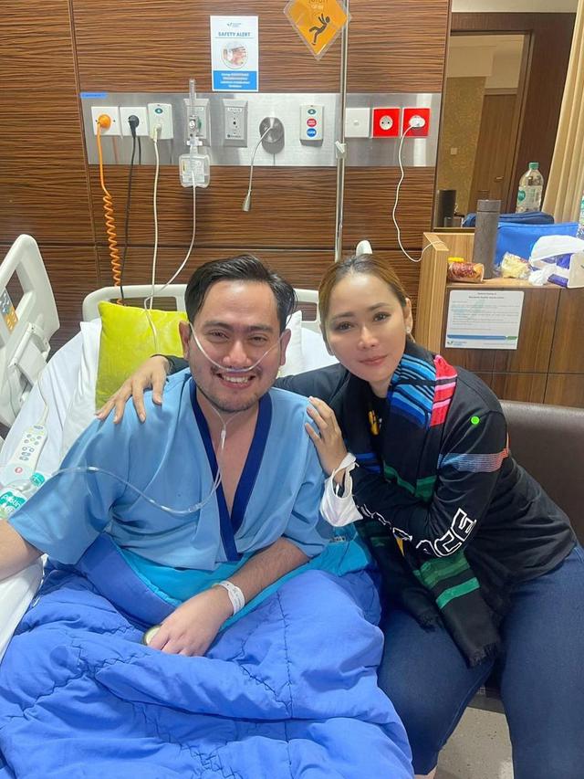 7 Potret Artis saat Jenguk King Nassar di Rumah Sakit, Beri Dukungan