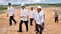 Presiden Jokowi (tengah) didampingi para menteri meninjau proyek pembangunan Jalan Tol Balikpapan-Samarinda di Desa Karangjoang, Kalimantan Timur, (24/3). Proyek sempat terhenti selama 5 tahun namun kini dilanjutkan kembali. (Setpres/ Agus Suparto)
