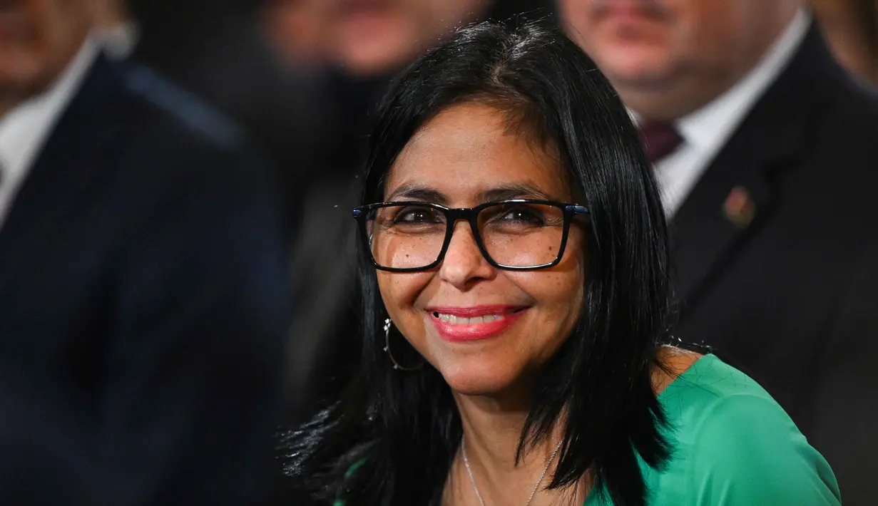 Ia mendapat dukungan dari militer Venezuela sebagai pemimpin baru negara tersebut. Tampak dalam foto, Presiden sementara Venezuela, Delcy Rodriguez, tersenyum setelah sidang Majelis Nasional di Caracas pada 5 Januari 2026. (Federico PARRA/AFP)