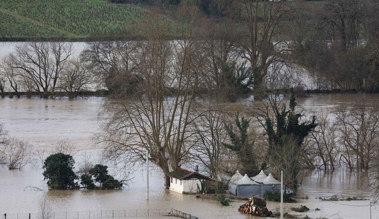Foto menunjukkan kondisi sebuah rumah yang terendam banjir setelah hujan lebat yang menyebabkan banjir Sungai Garonne di Sainte-Croix-du-Mont, Prancis barat pada Kamis 19 Februari 2026. Wilayah barat daya Prancis menghadapi krisis banjir hebat akibat meluapnya Sungai Garonne. (ROMAIN PERROCHEAU/AFP)