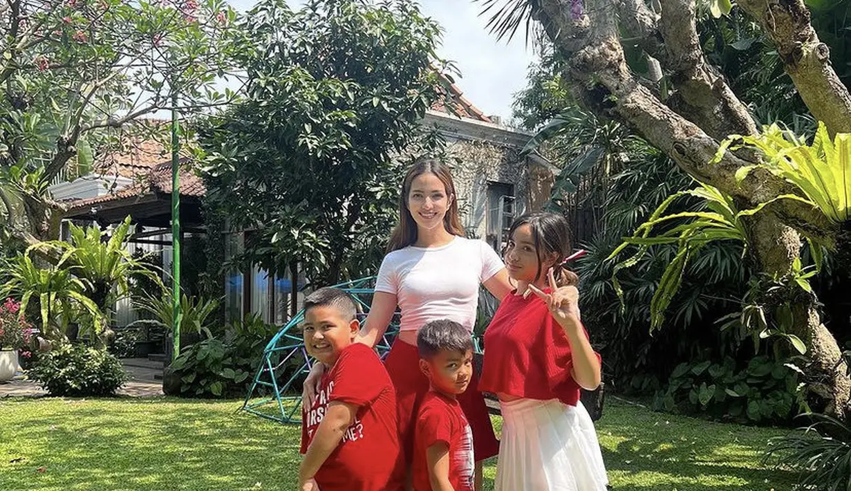 Nia Ramadhani mengenakan atasan putih ketat dipadukan mini skirt merah. [Instagram/@niaramadhanibakrie]