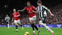 Kemenangan ini mengantar Setan Merah kembali menembus posisi lima besar klasemen Liga Inggris2025-2026. Tampak dalam foto, gelandang Inggris Newcastle United, Anthony Gordon (kanan) berebut bola dengan bek Prancis Manchester United, Leny Yoro (tengah) pada lanjutan Liga Primer Inggris di Stadion Old Trafford, pada 26 Desember 2025 waktu setempat atau Sabtu (27/12/2025) dini hari WIB. (Darren Staples/AFP)