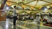 Gubernur Jawa Barat Ridwan Kamil mengawali malam pertamaRamadan dengan salat tarawih berjamaah bersama warga di Masjid Pusdai KotaBandung, Sabtu (2/4/2022). (Foto: Biro Adpim Jabar)