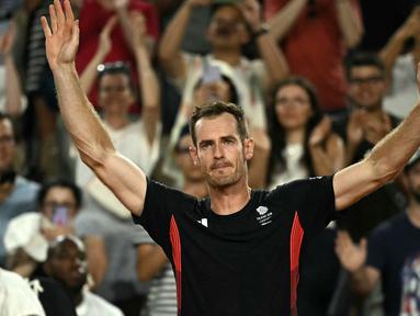 Ekspresi haru petenis Inggris, Andy Murray saat memberikan salam perpisahan setelah kalah dari pasangan Amerika pada babak perempat final tenis nomor ganda campuran Olimpiade Paris 2024 di Roland-Garros Stadium, Paris, Prancis, Kamis (01/08/2024). (AFP/Carl De Souza)