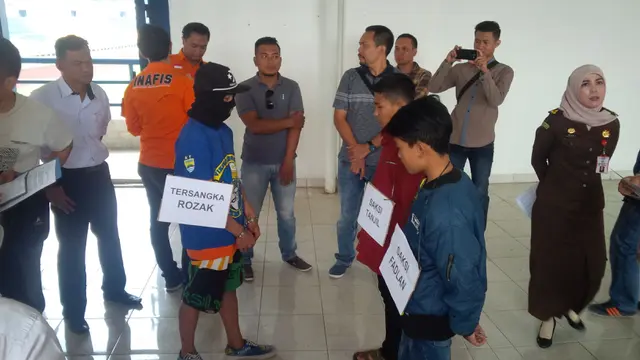 Wugi Fahrur Rozak (19), salah satu pelaku pengeroyok Ricko Andrean (22) yang tewas beberapa waktu lalu, menjalani rekonstruksi kejadian di Stadion Gelora Bandung Lautan Api