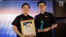Deputy Director Programming SCTV David Suwarto dan GM Business Development EMTEK Edward Mulianto foto bersama usai menerima penghargaan TOP IT & TELCO 2019 di Jakarta, Rabu (27/3). Penghargaan ini diberikan menyikapi tren perkembangan IT dan TELCO dengan pemutkhiran.(Liputan6.com/Faizal Fanani)