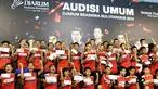 Grand final Audisi Djarum Beasiswa Bulutangkis 2015 meloloskan 46 pebulutangkis U-13 dan U-15 ke tahap karantina. Pengumuman dilaksanakan seusai tes fisik di GOR Djarum, Kudus, Minggu (6/9/2015). (Bola.com/Arief Bagus)