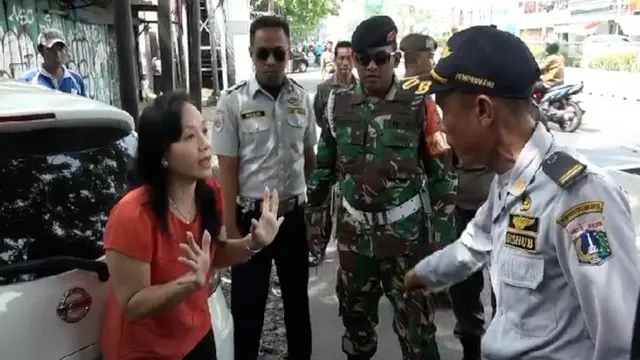 Seorang wanita marah karena mobilnya diderek. Video ini menjadi viral di media sosial.