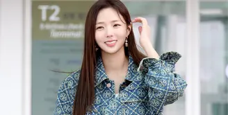 Mulai dari keberangkatannya, Chae Soobin telah menggunakan head to toe Tory Burch. Saat berada di bandara Incheon menuju acara Tory Burch di Taipei ia tampil dengan gaya kasual. [Tory Burch]