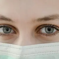 TB merupakan penyakit menular, namun langkah sederhana seperti menjaga kebersihan, mengenali gejala dini, dan menciptakan lingkungan sehat dapat membantu melindungi diri dan orang di sekitar (Foto: Ani Kolleshi/Unsplash)