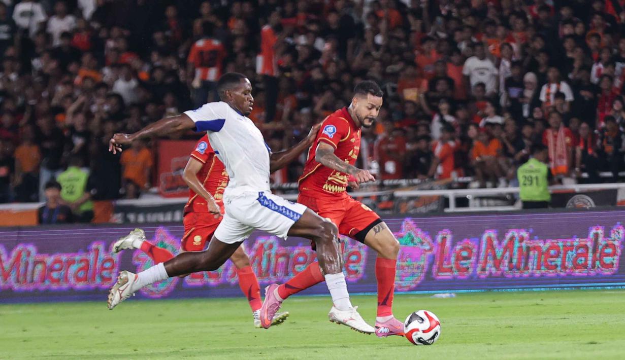 Hasil ini membuat Persija tetap berada di peringkat ketiga klasemen sementara BRI Super League dengan 41 poin dari 20 laga yang sudah dimainkan. Tampak dalam foto, pemain Arema FC dan Persija saat pertandingan pekan ke-20 BRI Super League 2025/2026 di Stadion Utama Gelora Bung Karno, Jakarta, Minggu (8/2/2026). (Bola.com/Abdul Aziz)