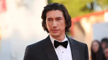 Adam Driver berpose di depan fotografer setibanya di pemutaran perdana film 'White Noise' dan upacara pembukaan Festival Film Venesia edisi ke-79 di Venesia, Italia, Rabu (31/8/2022). Adam Driver tampil rapi di pemutaran perdana, mengenakan tuxedo hitam klasik dan dasi kupu-kupu, dipadukan dengan kemeja putih dengan kancing hitam kontras. (Joel C Ryan/Invision/AP)