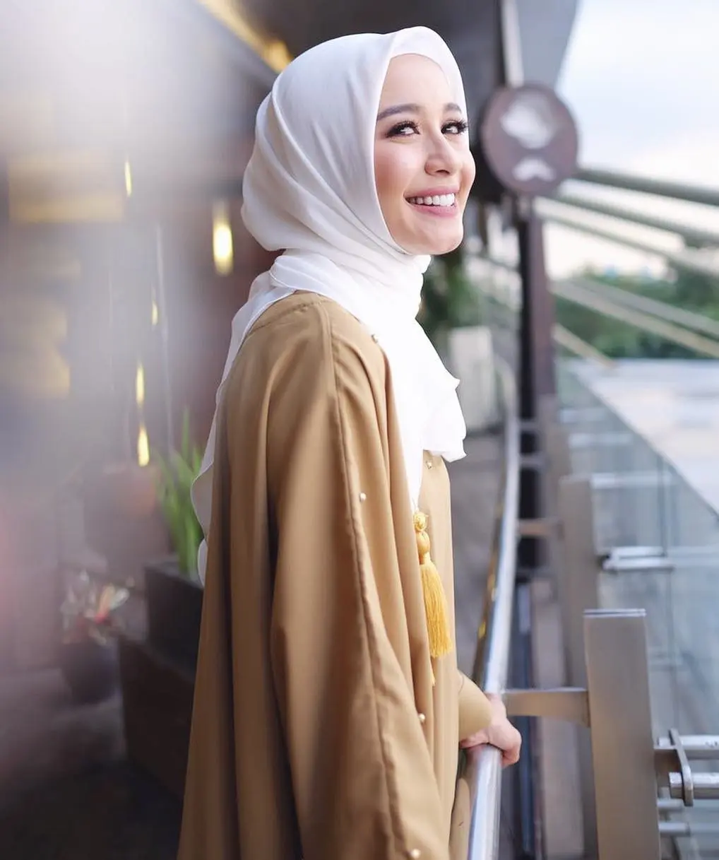 Mix and match hijab ala Laudya Cynthia Bella. (sumber foto: @laudyacynthiabella/instagram)