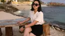<p>Saat di pantai, Nandhira tampil dengan gaya simpel mengenakan kemeja putih dipadukan short pants hitam dengan gaya rambut pendeknya. @nandiraraa</p>