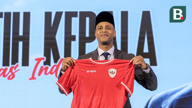 Foto: Momen Patrick Kluivert Pakai Peci saat Konferensi Pers Perkenalan Pelatih Baru Timnas Indonesia