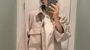 Kesukaannya terhadap mirror selfie, membuat Sabina Paz selalu abadikan momen. Ia unggah foto mirror selfie dengan outfit yang menawan. Gaya kece Sabina ini sukses bikin warganet terpesona. (Liputan6.com/IG/sabinapazz)