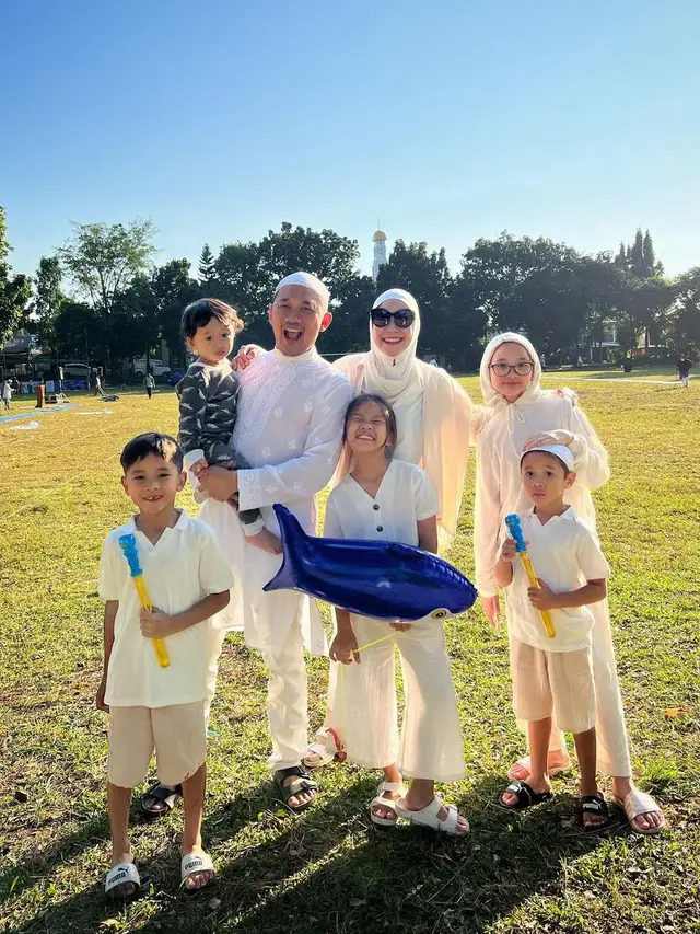 Zaskia Adya Mecca dan keluarga