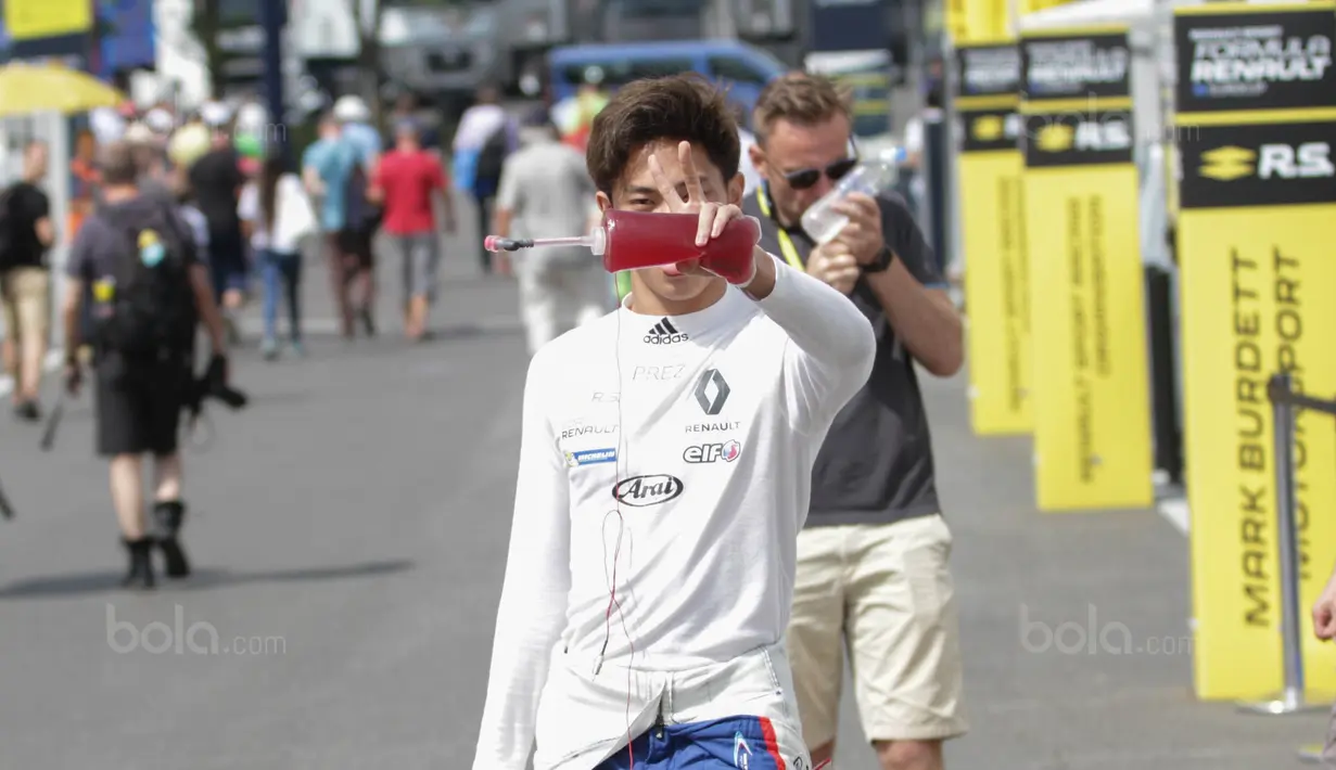 Pebalap Indonesia, Presley Martono, berjalan menuju paddock jelang balapan Formula Renault 2.0 Eurocup di Sirkuit Red Bull Ring, Austria, Minggu (23/7/2017). Presley gagal finis karena ditabrak. (Bola.com/Reza Khomaini)