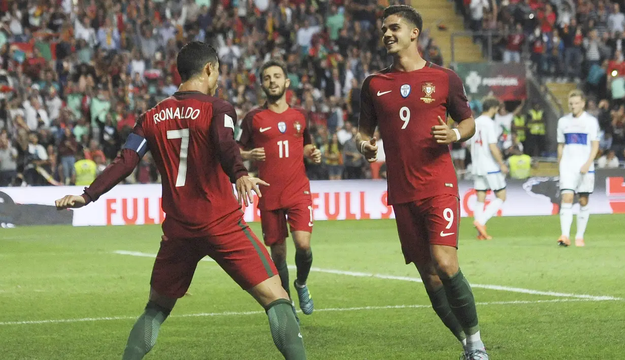 Selebrasi ala Cristiano Ronaldo usai mencetak gol ke gawang Kepualauan Faroe ,pada laga Grup B Kualifikasi Piala Dunia 2018 di Bessa Stadium, Porto, (31/8/2017). Portugal menang 5-1. (AP/Paulo Duarte)