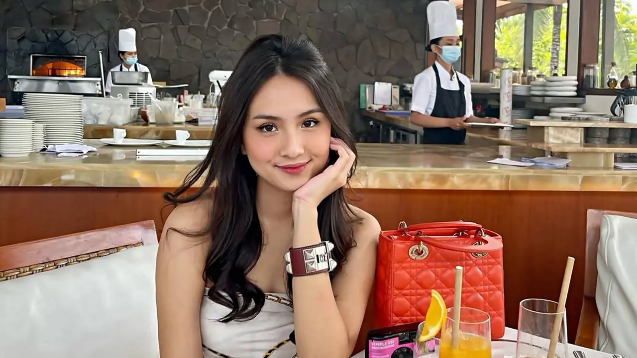 Potret Angie Marcheria Pose Pegang Pipi Ini Gayanya Makin Imut