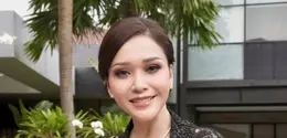 Maia Estianty terlihat cantik nan anggun dalam pulasan makeupnya sendiri (@maiaestiantyreal)