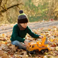 Ilustrasi anak laki-laki bermain mainan truk. (Sumber foto: Pexels.com).