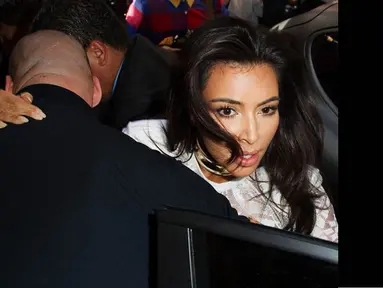 Kim Kardashian tiba-tiba diserang fansnya saat baru tiba di Paris Fashion Week, Kamis (25/9/14). (Dailymail)