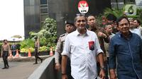 “Mengenai materi klarifikasi saya ini kan guru besar ilmu hukum jadi tau persis mana yang harus disampaikan ke publik mana yang tidak harus disampaikan ke publik. Semua materi klarifikasi itu bersifat rahasia,” ujarnya usai menjalani klarifikasi.  (Liputan6.com/Herman Zakharia)