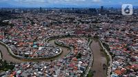 Foto udara memperlihatkan aktivitas pengerukan endapan material lumpur kali Ciliwung, Jakarta, Selasa (19/3/2024). (merdeka.com/Imam Buhori)