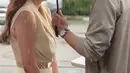 Darius tampak gagah memayungi Donna yang mengenakan gaun krem elegan. Mereka saling menatap penuh cinta seolah tak peduli dengan rintik hujan yang membasahi sekitar. Senyum Donna yang lembut semakin memperkuat kesan hangat di antara mereka. Liputan6.com/IG/@darius_sinathrya)