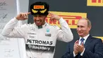 Presiden Russia, Vladimir Putin melihat pembalap F1 tim Mercedes, Lewis Hamilton merayakan kemenangannya di atas podium usai menjadi juara ajang balap GP Formula 1 Rusia di Sochi, Minggu (11/10/2015). (REUTERS/Grigory Dukor)