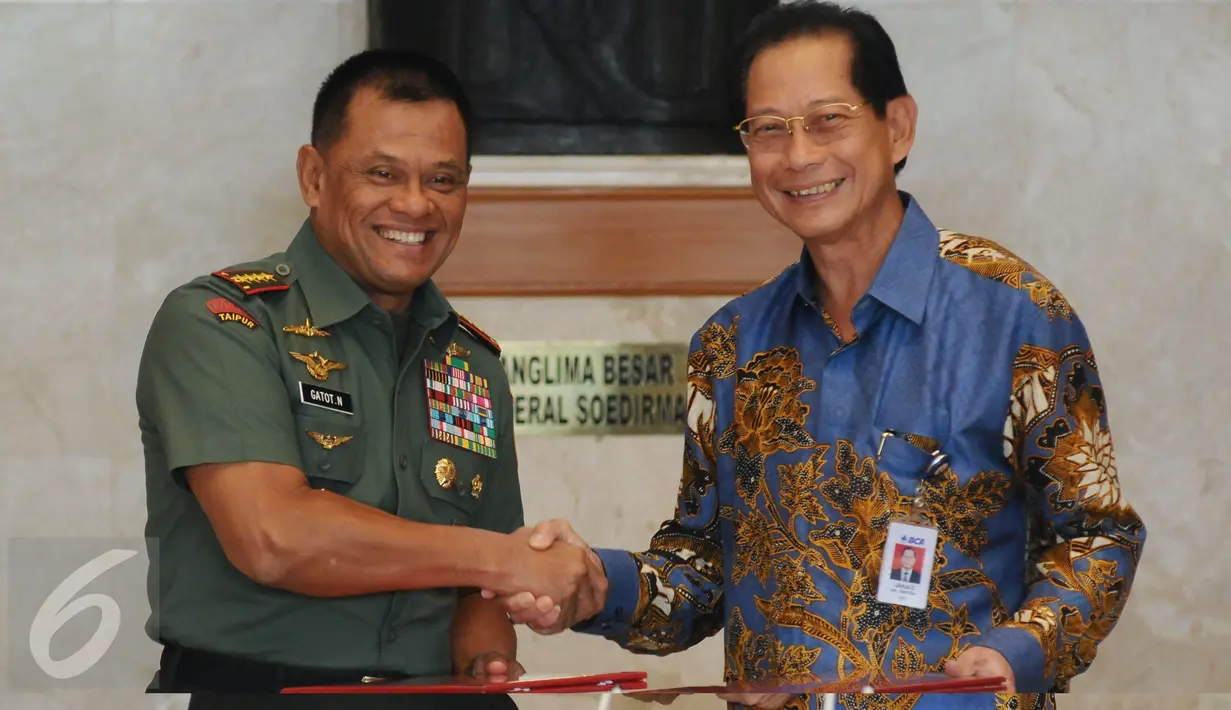 Panglima TNI, Jenderal TNI Gatot Nurmantyo (kiri) bersalaman dengan Presdir PT BCA Jahja Setiaatmaja usai penandatanganan nota kesepahaman di Jakarta, Rabu (12/4). Nota untuk penyaluran bantuan CSR. (Liputan6.com/Helmi Fithriansyah)