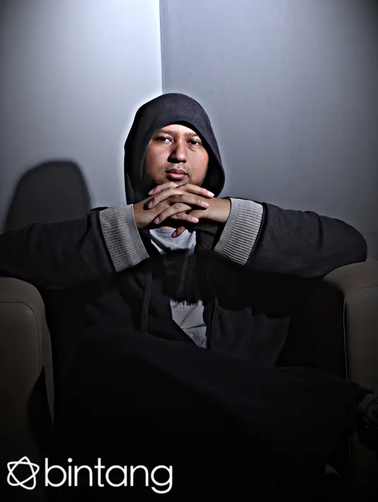 “Fisik sih pasti lelah. Karena fisik enggak bisa nurutin kemauan otak. Itu hampir selalu terjadi. Kalau capek fisik banyakkan pas di lapangan, harus menahan sabar.” jelas Anggy Umbara menceritakan lelahnya membuat film. (Andy Masela/Bintang.com)