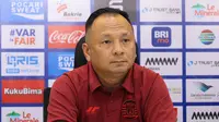 Pelatih Persija Jakarta, Ricky Nelson, saat hadir sesi pre match press conference laga Persija Jakarta melawan Bali United di Jakarta International Stadium pada Jumat (09/05/2025). (Bola.com/Abdul Aziz)