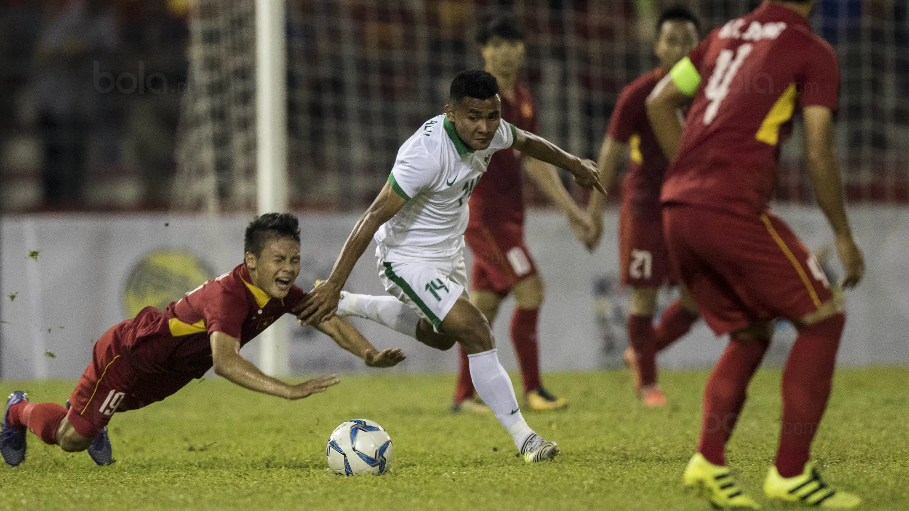 Gelandang Timnas Indonesia, Asnawi Mangkualam, berebut bola dengan pemain Vietnam pada laga SEA Games di Stadion MPS, Selangor, Selasa (22/8/2017). Kedua negara bermain imbang 0-0. (Bola.com/Vitalis Yogi Trisna)
