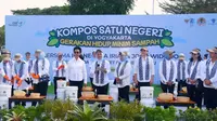 Ibu Negara Iriana Jokowi dan anggota OASE KIM membuat kompos di halaman Gedung Seni Sono, Kawasan Gedung Agung Istana Kepresidenan Yogyakarta, Kota Yogyakarta, Selasa (19/09/2023). (Foto: BPMI Setpres/Rusman)
