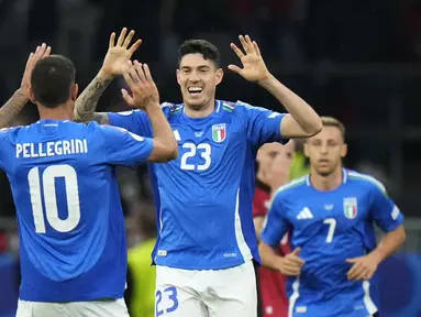 Bek Italia Alessandro Bastoni berselebrasi dengan Lorenzo Pellegrini setelah mencetak gol ke gawang Albania dalam pertandingan grup B Euro 2024 di stadion Signal Iduna Park, Minggu (16/6/2024) dini hari WIB. (AP Photo/Alessandra Tarantino)